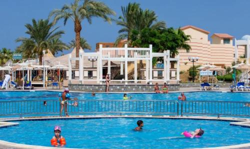 Bazén v ubytování Minaland Beach Resort & Aquapark nebo v jeho okolí