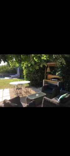 un groupe de tables et de chaises dans une cour dans l'établissement Jolie pavillon avec jardin privé, à Cagnes-sur-Mer