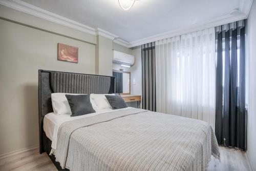 een slaapkamer met een groot bed en een zwart-witte deken bij SULTANAHMET oldcity nice suite in Istanbul