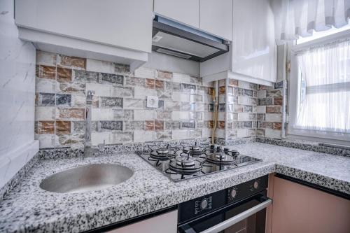 een keuken met een fornuis en een spoelbak bij SULTANAHMET oldcity nice suite in Istanbul