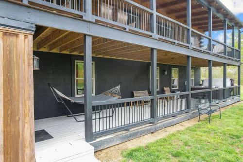 Μπαλκόνι ή βεράντα στο Serenity Ridge- Scenic Luxury Log Estate Getaway