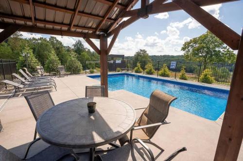 Πισίνα στο ή κοντά στο Serenity Ridge- Scenic Luxury Log Estate Getaway
