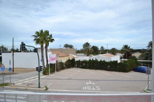 an empty parking lot with a car parked in it at Hotel Bennington in La Marina