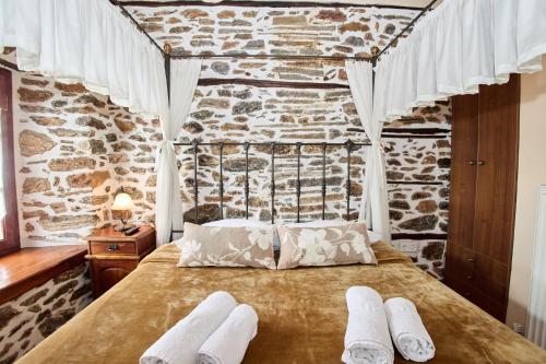 Postel nebo postele na pokoji v ubytování TERPOU StoneHouse and Suites "StoneHouse"
