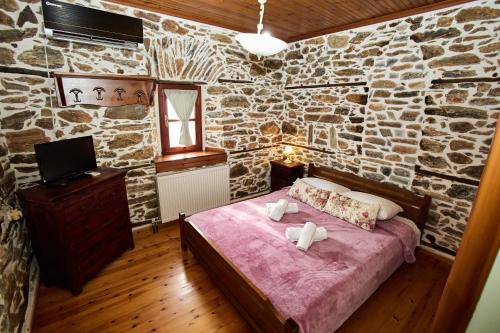 Postel nebo postele na pokoji v ubytování TERPOU StoneHouse and Suites "StoneHouse"