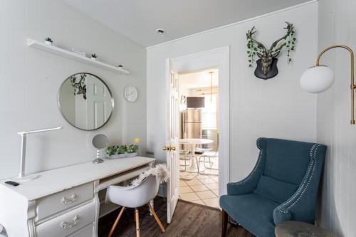 a bathroom with a desk and a chair and a mirror at Revamped 3BR Apt with Easy Check-In Family-Friendly in Bridgeport