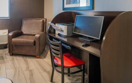 a room with a desk with a computer and a chair at My Place Hotel-Marion, OH in Marion