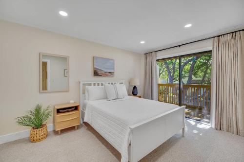 Postel nebo postele na pokoji v ubytování Amelia Island Newly Renovated Beachside Townhome