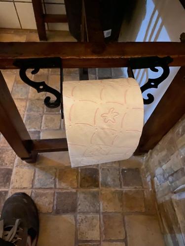 a roll of paper towels sitting under a table at La casa palo in Cehegín