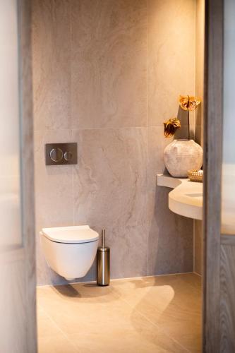 a bathroom with a toilet and a sink at Das Kaya Hotel Stuttgart Airport Messe in Filderstadt