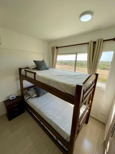 Charming apartment in Cartagena في Puerto Tierrabaja: غرفة نوم مع سرير بطابقين ونافذة