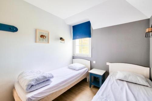 une chambre avec deux lits et une fenêtre dans l'établissement Les Maisons de Port Bourgenay - maeva Home - Maison 3 pièces 8 personnes - Sélection MAE-6213, à Talmont-Saint-Hilaire