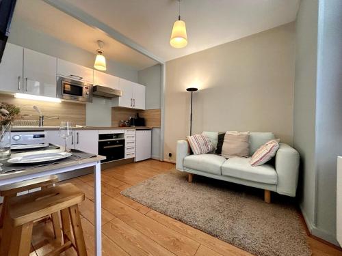 un salon avec un canapé et une cuisine dans l'établissement Centre - 80'm du Marché - 2 pers, à Fontainebleau