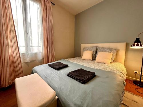 une chambre avec un lit avec deux serviettes dessus dans l'établissement Centre - 80'm du Marché - 2 pers, à Fontainebleau