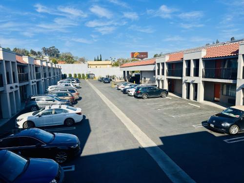 a group of cars parked in a parking lot at The Hills Inn Eagle Rock - Near Old Town Pasadena in Los Angeles