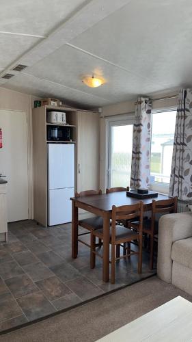 Η κουζίνα ή μικρή κουζίνα στο Main South View A8 - Crimdon Dene Holiday Park