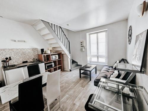 un salon avec un canapé et une table dans l'établissement Henri, Hyper centre, Parking privé, à Reims