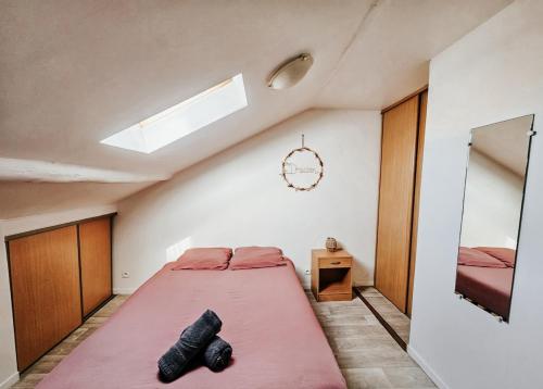 une chambre avec un grand lit dans une pièce dans l'établissement Henri, Hyper centre, Parking privé, à Reims