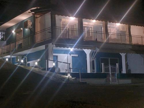 El edificio en el que está el departamento