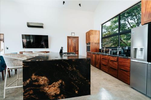 Una cocina o cocineta en Alaya Yoga & Surf & Retreat