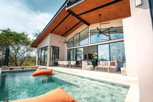 Bazén v ubytování Alaya Yoga & Surf & Retreat nebo v jeho okolí