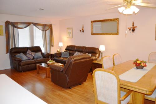 soggiorno con divani e tavolo da pranzo di 5 Vaqueria Lane a Hot Springs Village