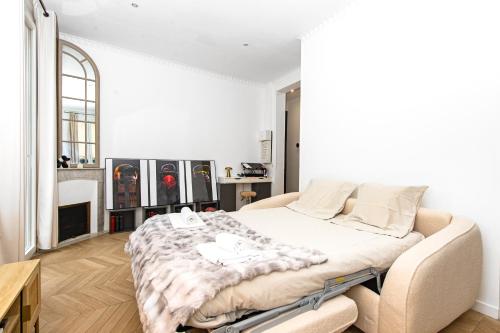 - une chambre blanche avec un lit dans l'établissement Le Castillon, à Beausoleil