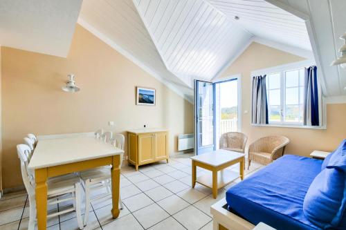 une chambre avec un lit, une table et un bureau dans l'établissement Résidence Port Bourgenay - maeva Home - Appartement 3 pièces 6 personnes - Sélection MAE-7371, à Talmont-Saint-Hilaire