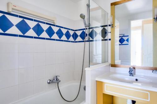 une salle de bain avec un lavabo et une douche dans l'établissement Résidence Port Bourgenay - maeva Home - Appartement 3 pièces 6 personnes - Sélection MAE-7371, à Talmont-Saint-Hilaire