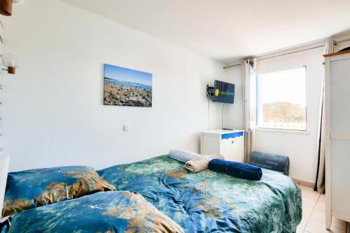 - une chambre avec un lit doté d'un couvre-lit sur le thème du poisson dans l'établissement Résidence Port Bourgenay - maeva Home - Appartement 2 pièces 4 personnes - Prestige MAE-8881, à Talmont-Saint-Hilaire