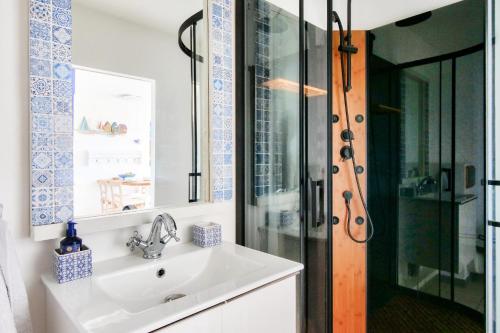 une salle de bain avec un lavabo et une douche dans l'établissement Résidence Port Bourgenay - maeva Home - Appartement 2 pièces 4 personnes - Prestige MAE-8881, à Talmont-Saint-Hilaire