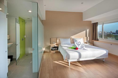 Säng eller sängar i ett rum på Whiz Prime Hotel Hasanuddin Makassar