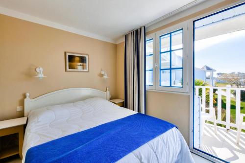 une chambre avec un lit et une grande fenêtre dans l'établissement Résidence Port Bourgenay - maeva Home - Appartement 2 pièces 6 personnes - Prestige MAE-8821, à Talmont-Saint-Hilaire