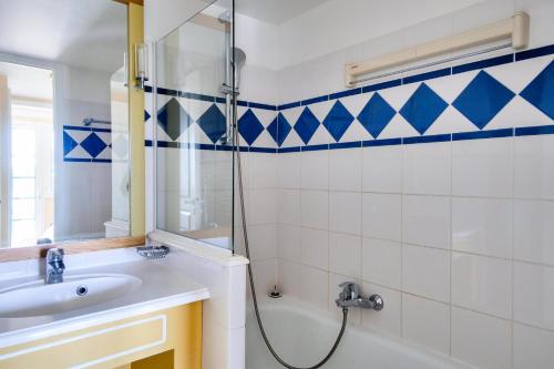 une salle de bain avec un lavabo et une douche dans l'établissement Résidence Port Bourgenay - maeva Home - Appartement 2 pièces 6 personnes - Prestige MAE-8821, à Talmont-Saint-Hilaire