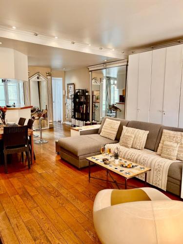 Photo de la galerie de l'établissement Apartment 3P Baroque with Rooftop View, à Paris