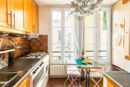 Photo de la galerie de l'établissement Apartment 3P Baroque with Rooftop View, à Paris