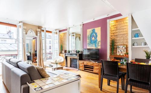 Photo de la galerie de l'établissement Apartment 3P Baroque with Rooftop View, à Paris