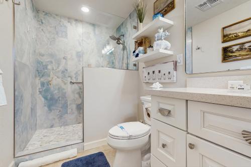 une salle de bain blanche avec douche et toilettes dans l'établissement Sunland Village, à Mesa