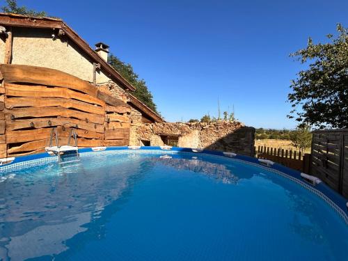 une grande piscine devant une maison dans l'établissement Gîte équestre de Calvares, à Mirandol-Bourgnounac