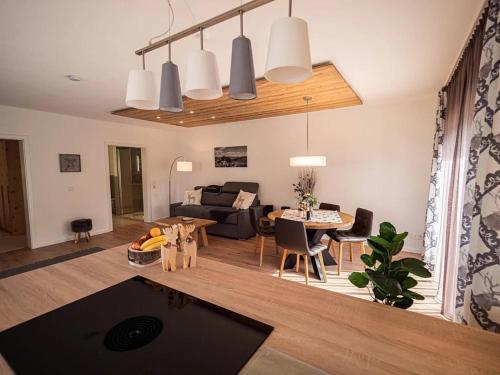 普夫龙滕Ferienwohnung Tennenglück - Haus Alpentenne, Pfronten的客厅里有一张沙发和一张桌子。