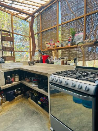 Küche/Küchenzeile in der Unterkunft Bajo Las Estrellas Eco Glamping