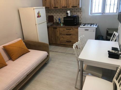 Kuchyň nebo kuchyňský kout v ubytování 3 odalı ful eşyalı Antalya’nın kalbinde ev