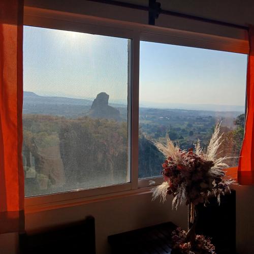 a window with a view of the grand canyon at Hotel Alondra y Eventos in Los Laureles
