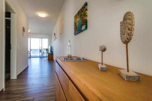 a room with a wooden counter with two vases on it at LAGOVIDA Kapitänskajüte a am Störmthaler See in Großpösna