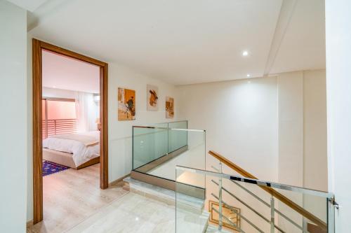马拉喀什Stayin 3Bedroom Duplex的卧室的玻璃楼梯