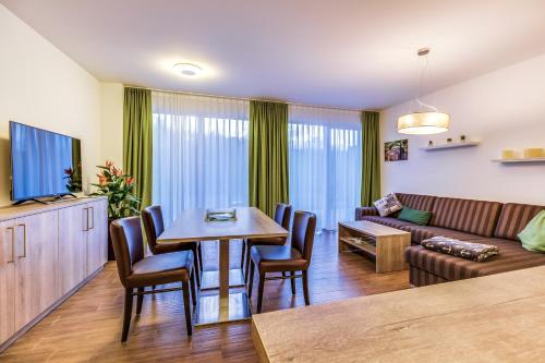 a living room with a couch and a table at LAGOVIDA Ankerplatz b am Störmthaler See in Großpösna