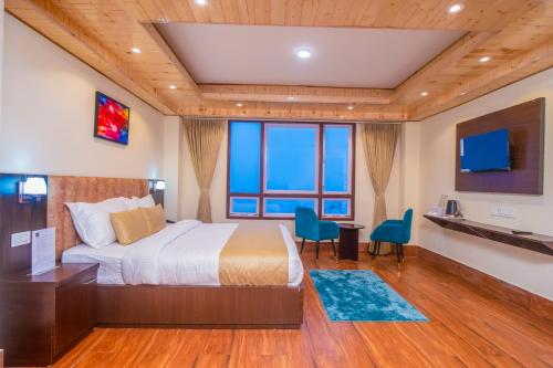 a hotel room with a bed and a tv at Divine The Celeste, Pelling in Pelling