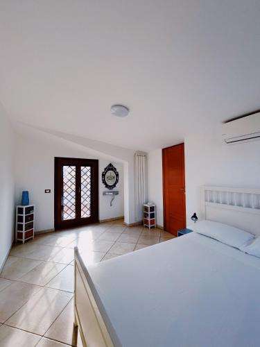 Un dormitorio con una gran cama blanca en una habitación. en Le Terrazze Ciampino, en Ciampino