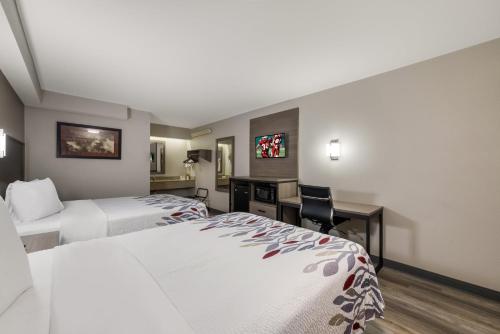 Ένα ή περισσότερα κρεβάτια σε δωμάτιο στο Red Roof Inn Hickory
