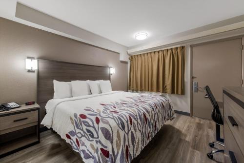 Ένα ή περισσότερα κρεβάτια σε δωμάτιο στο Red Roof Inn Hickory